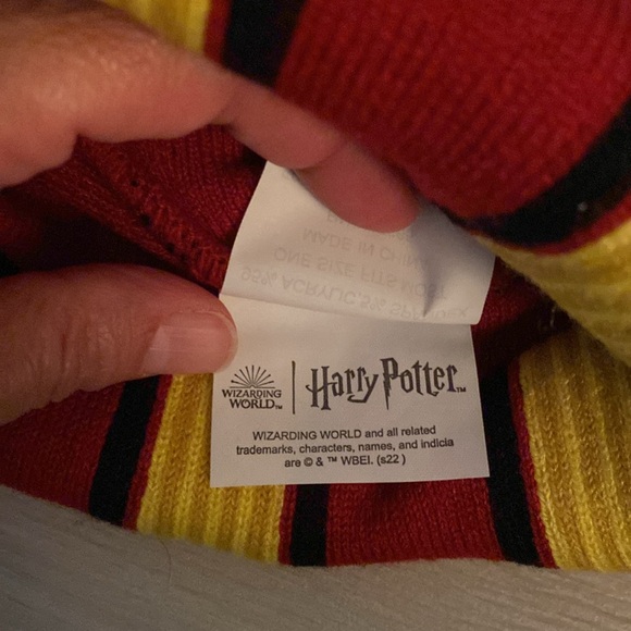 Box Lunch knit Gryffindor hat. NWT - Picture 4 of 4